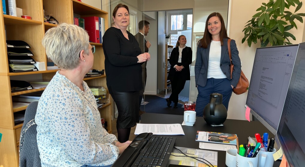 Bispesekretær Judith Mitzi Lange (tv) fortæller kirkeministeren om proceduren for præsteansættelser. Til højre for bispesekretæren står fungerende kontorchef Sanne Fonnesbæk, og i baggrunden ses ministerens særlige rådgiver Uffe Tang og ministersekretær Laura Sandberg Sørensen 