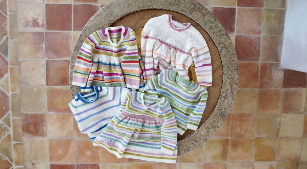 Strikket dåbstøj på døbefont