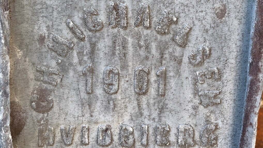 Nærbillede af inskription på blyplade