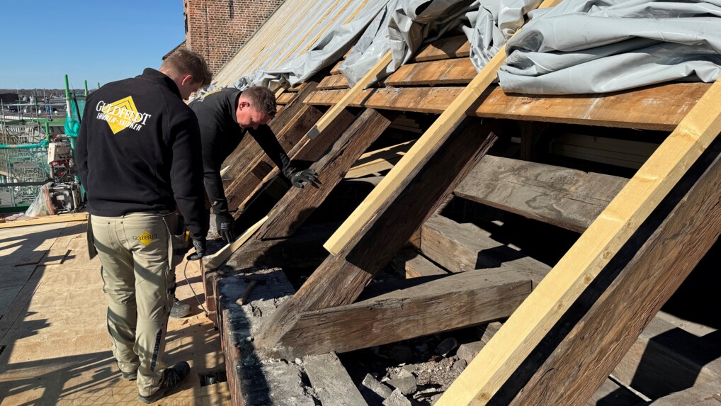 Tømrere tjekker tagspær