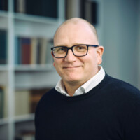 Mads Davidsen, portræt på kontor 2024, Foto Ard Jongsma.jpg