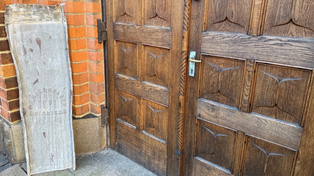 Blyplade fra 1961 står op ad væg