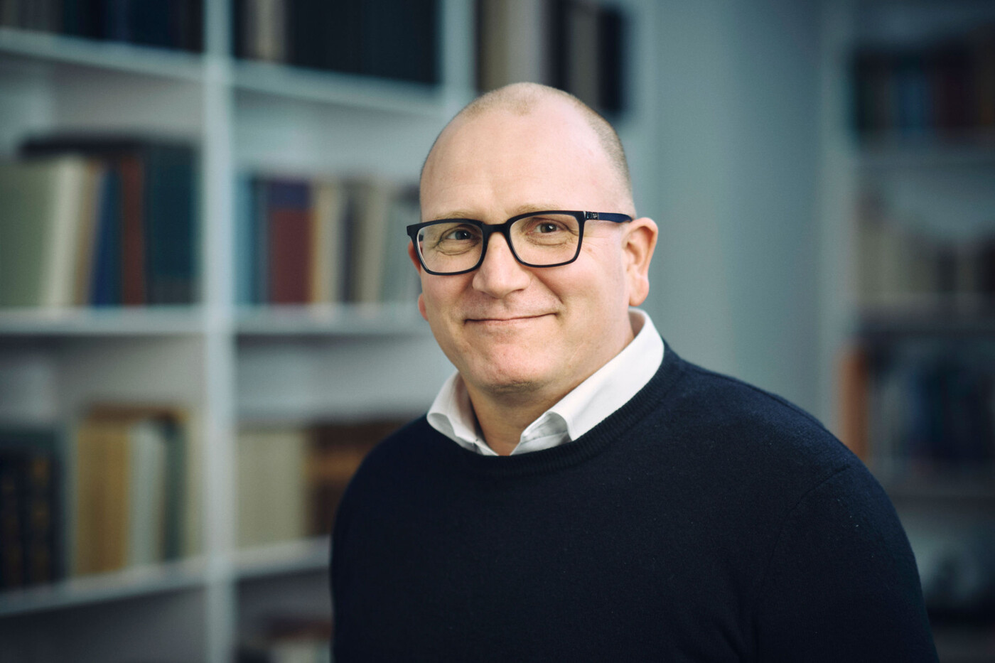 Mads Davidsen, portræt på kontor 2024, Foto Ard Jongsma.jpg