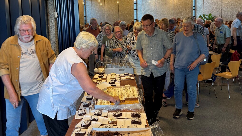 Der tages kaffe og kage fra et bord