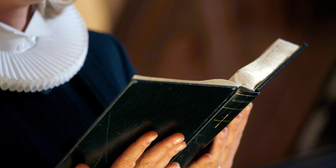 Nærbillede af præst med bibel