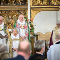 Tine Lindhardt i midten var en af læserne ved bispevielsen