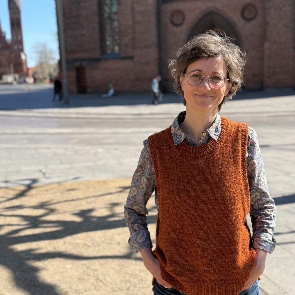 Hanne Uhre Hansen foran Odense Domkirke.