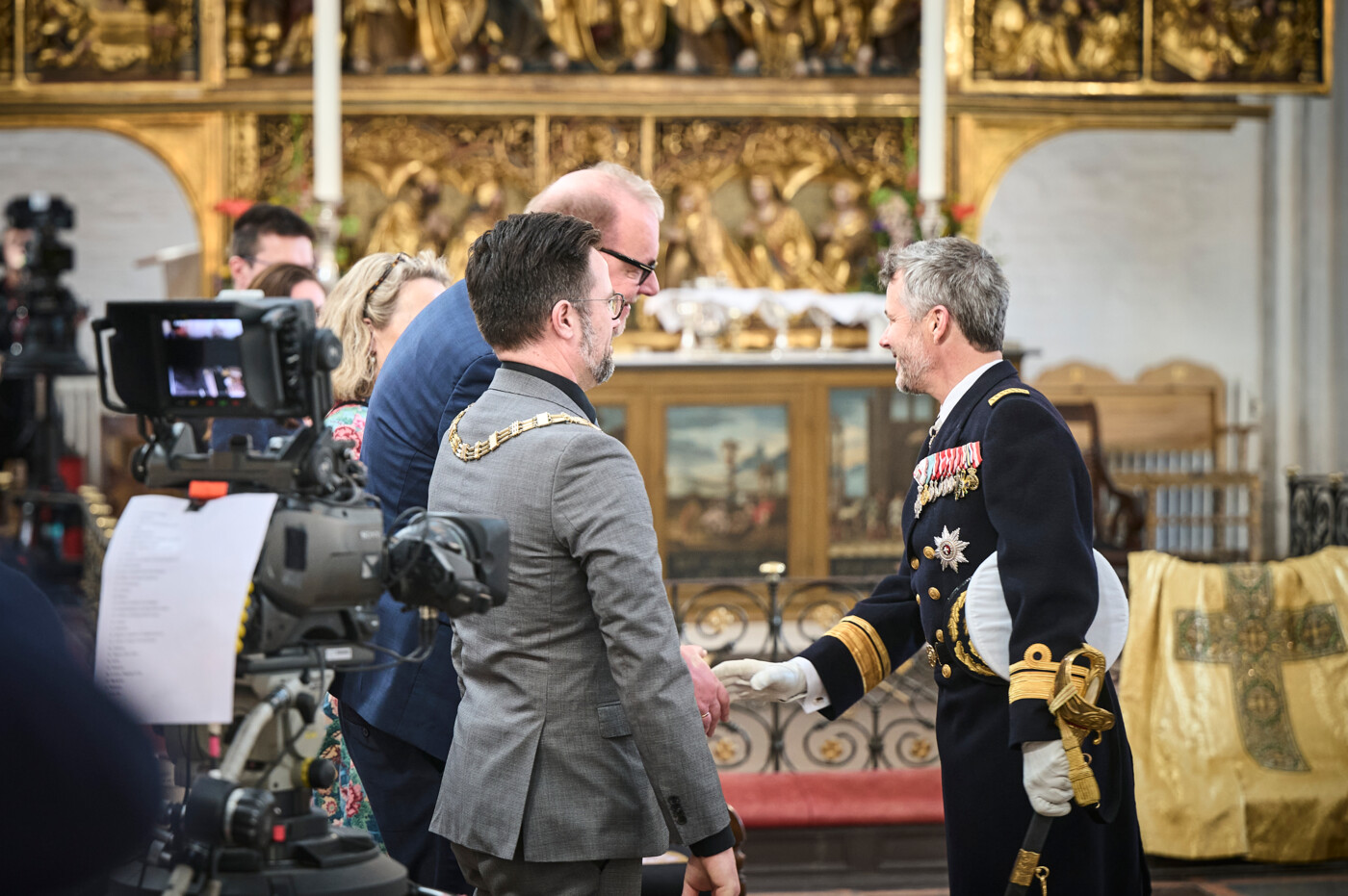 H.K.H Kronprinsen hilser på næstformand i kirkeudvalget  Lars Christian Lilleholt - i forgrunden Odenses borgmester Peter Rahbæk Juel