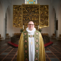 Mads Davidsen i bispekåbe i Odense Domkirke 2023 foto Ard Jongsma.jpg