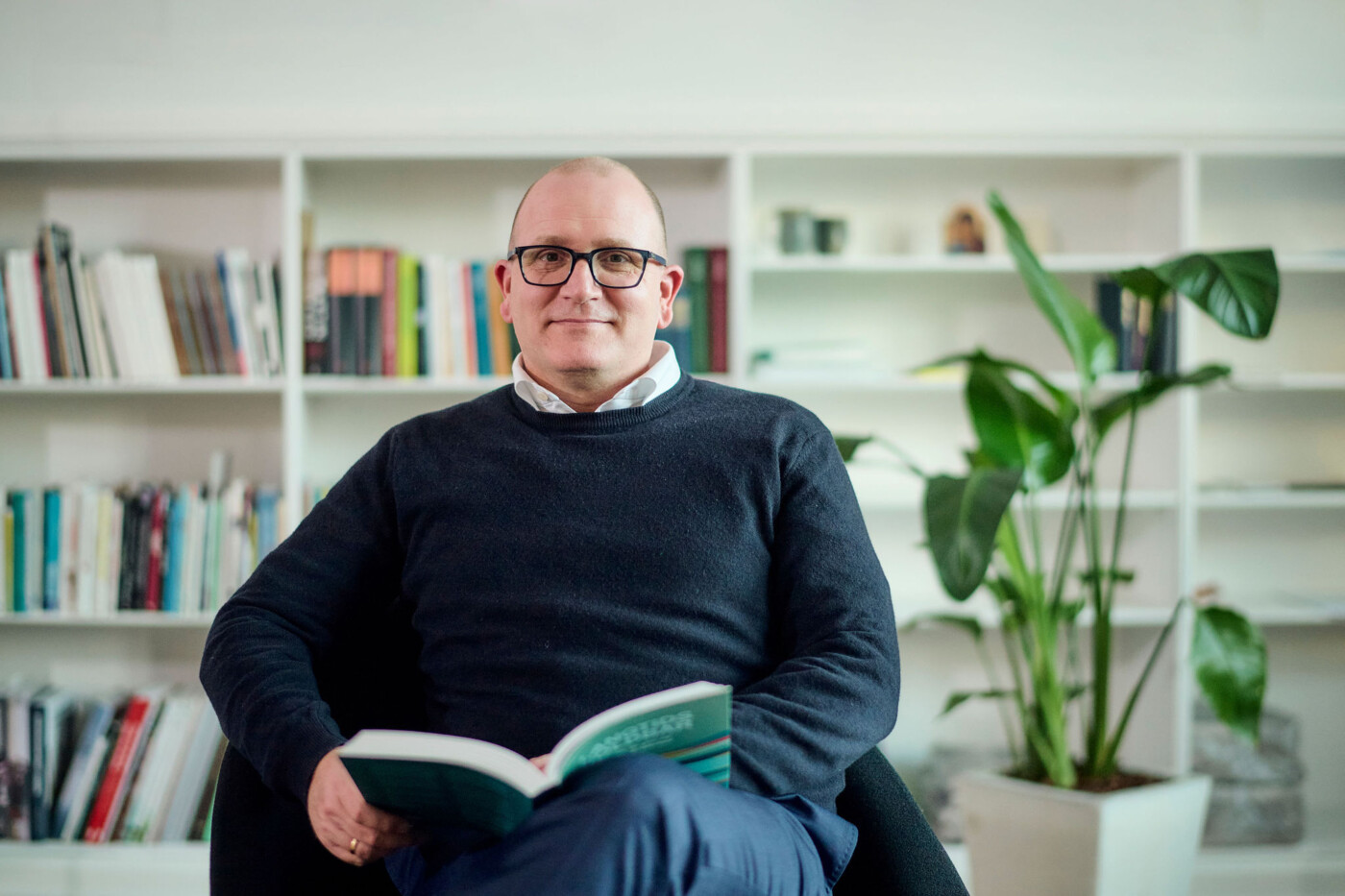 Mads Davidsen portræt med bog 2024, foto Ard Jongsma.jpg