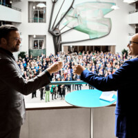 Borgmester Peter Rahbæk Juhl og biskop Mads Davidsen skåler