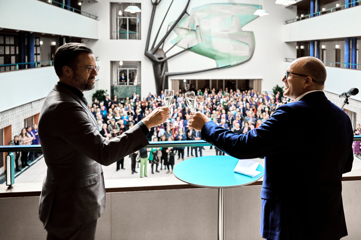 Borgmester Peter Rahbæk Juhl og biskop Mads Davidsen skåler