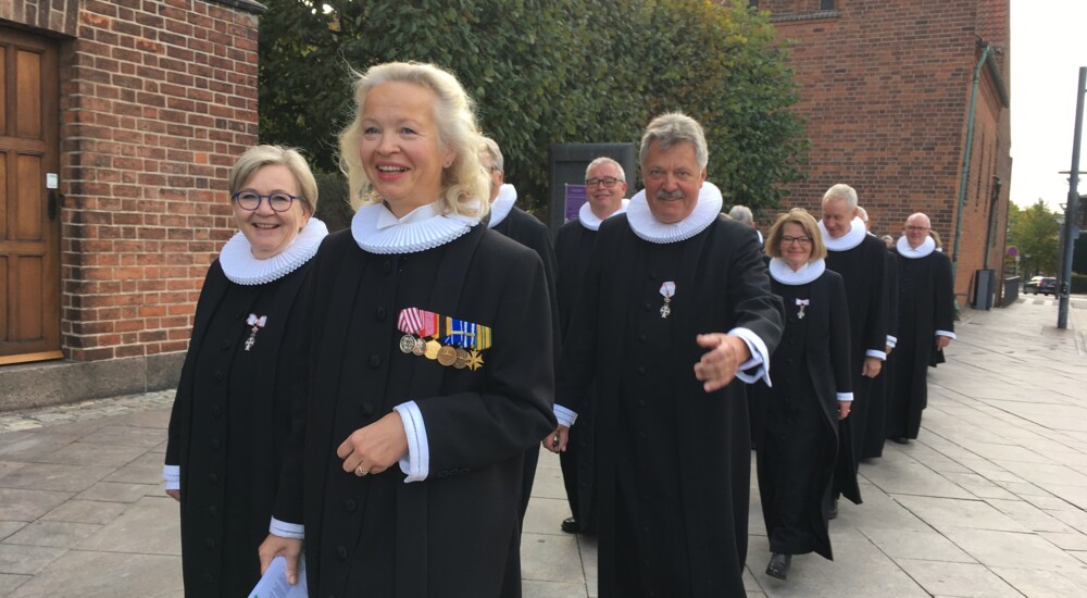 Godt humør i procession