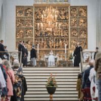 Biskop Mads Davidsen lyser velsignelsen 