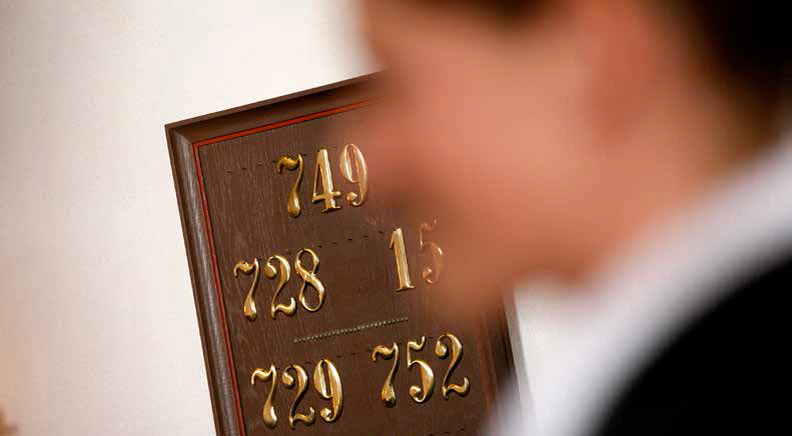 Præst og tavle med samlenumre