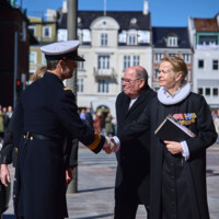 H.K.H Kronprinsen modtages af domprovst Regina Ljung Foto Lasse Skov.jpg