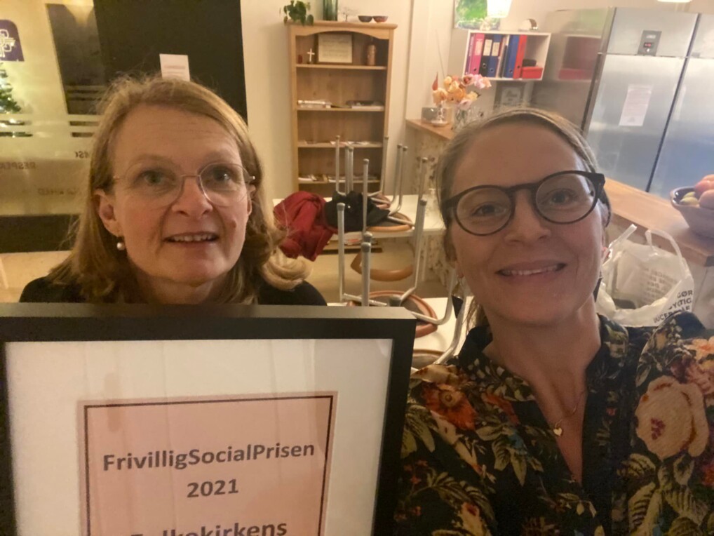 Mai Bjerregaard Andersen Præst i Folkekirkens Tværkulturelle Samarbejde i Svendborg (tv) og Pernille Krohn Juhl Jensen, tværkulturelkoordinator med prisen.