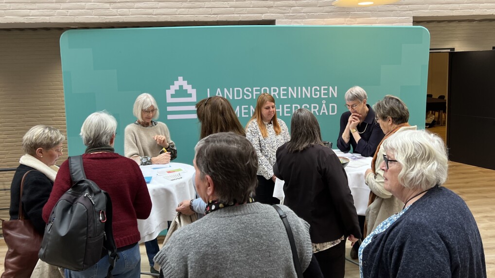 Mange mennesker foran Landsforeningens stand