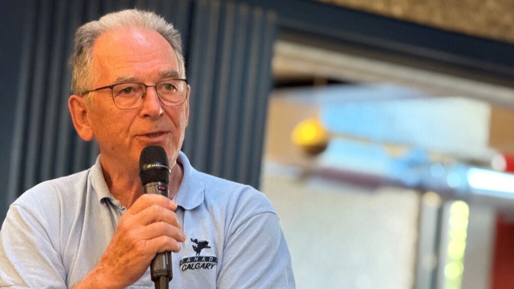 Mand med mikrofon stiller spørgsmål