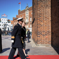 H.K.H. Kronpronsen på vej ind i Odense Domkirke med menighedsrådsformand Eva Haue.jpg