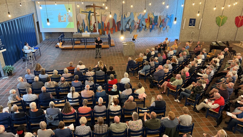 Kontorchef holder oplæg foran fyldt sal