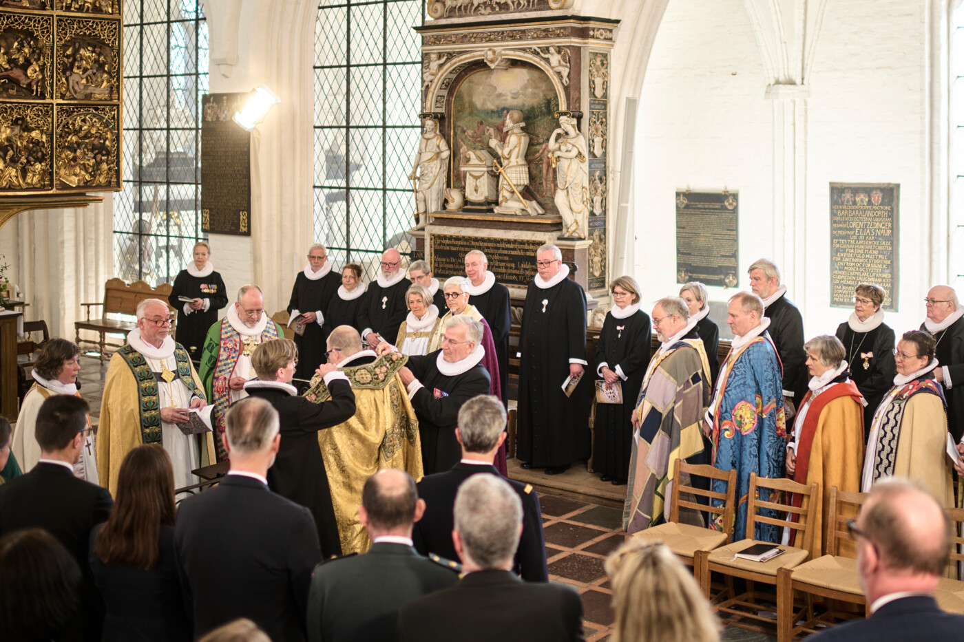 Mads Davidsen blev iført bispekåben af sognepræsterne Mads Eg Nissen og Knud Erik Kristensen