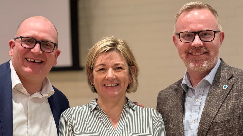 Portræt af Biskop Mads Davidsen sammen med Anton Pihl og Pernille Vigsø Bagge.