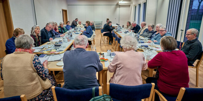 Menighedsrådsmedlemmer til møde samlet om bord