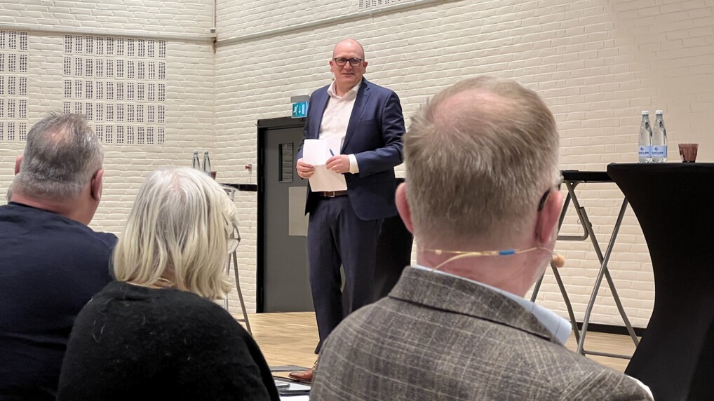 Biskop Mads Davidsen holder velkomsttale på scenen