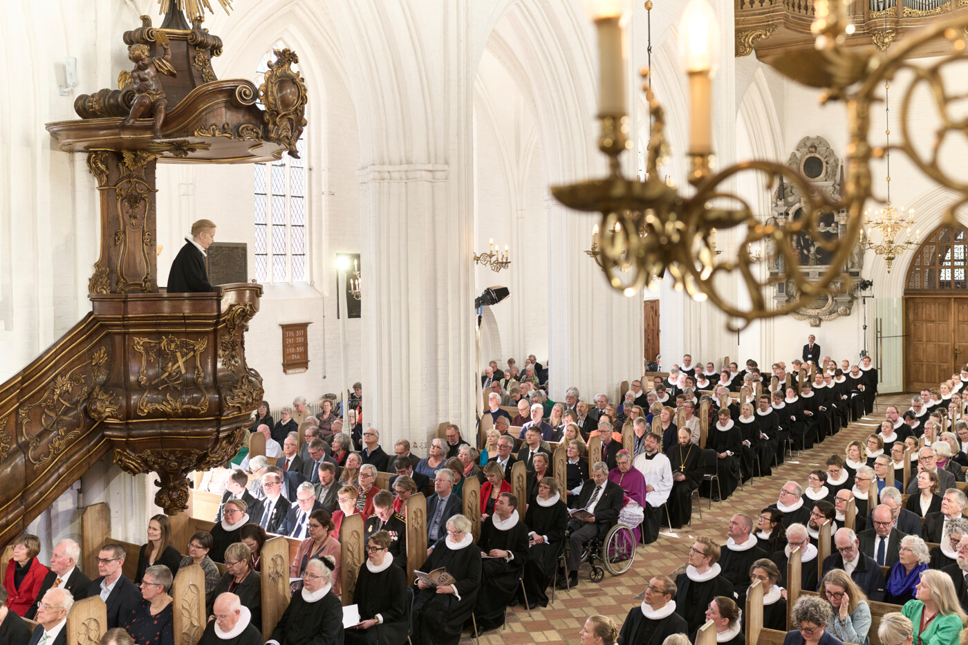 Domprovst Regina Ljung kundgjorde fra prædikestolen, at Mads Davidsen er lovligt valgt og kaldet til biskop over Fyens Stift
