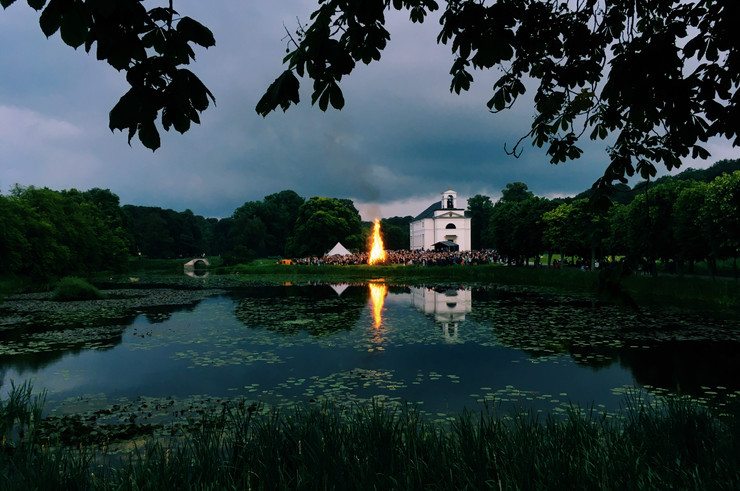 Sø, kirke og sankthansbålet