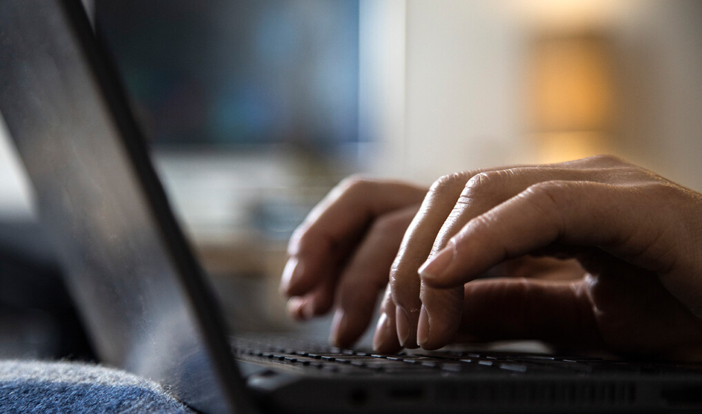 hænder på tastatur