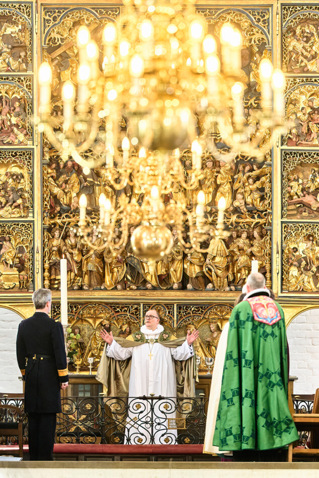Mads Davidsen lyser velsignelsen foto Ard Jongsma.jpg