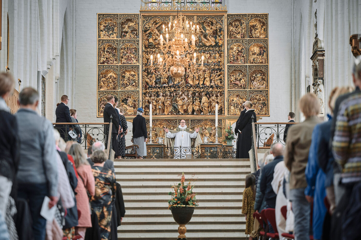 Biskop Mads Davidsen lyser velsignelsen 