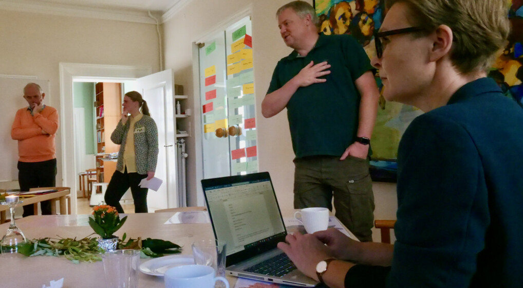 Signe Bækgaard Hansen tager noter fra brugerne