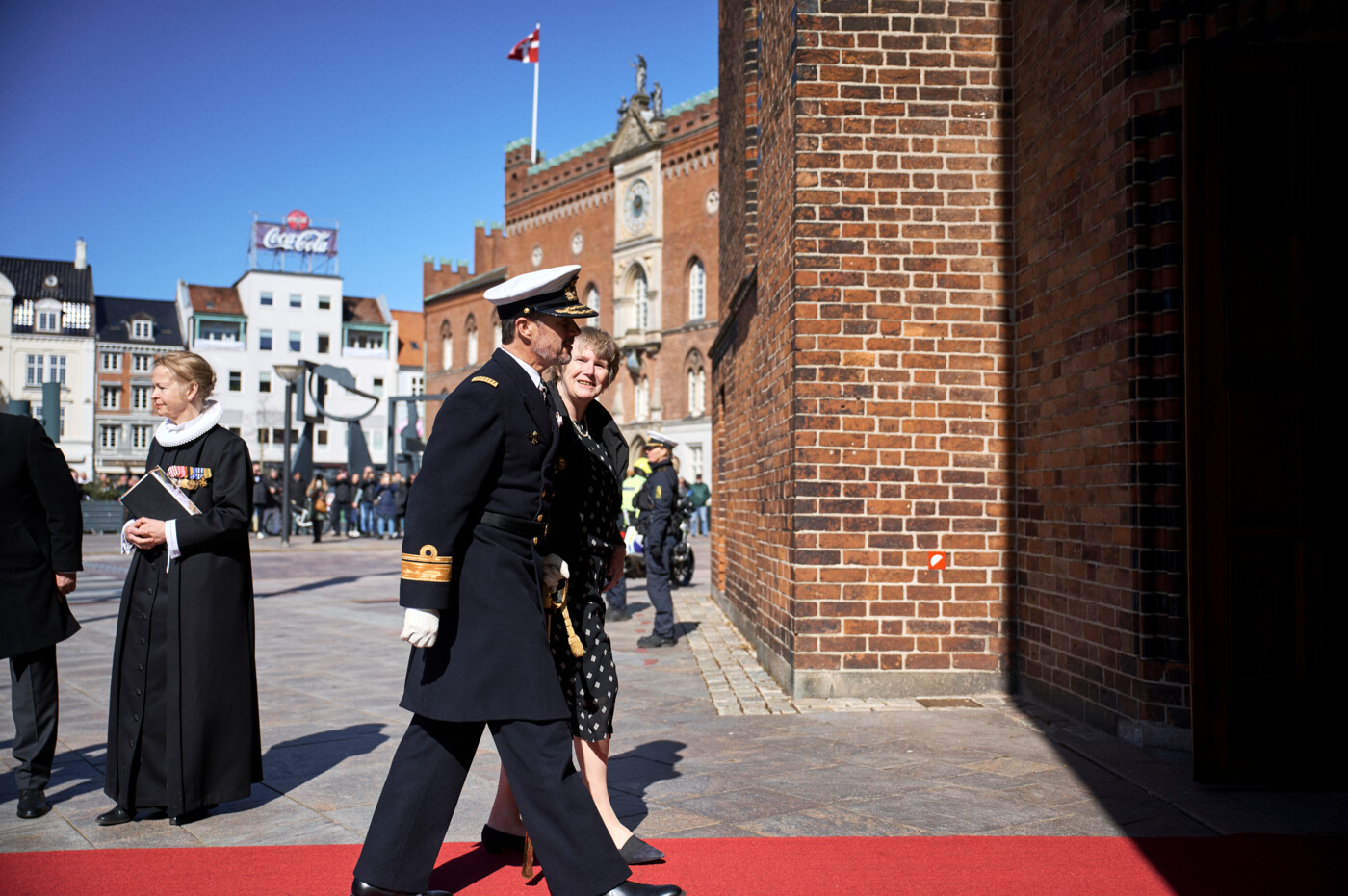 H.K.H. Kronpronsen på vej ind i Odense Domkirke med menighedsrådsformand Eva Haue.jpg