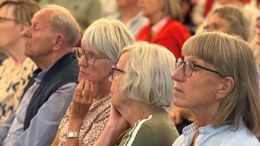 Publikum lytter til talen