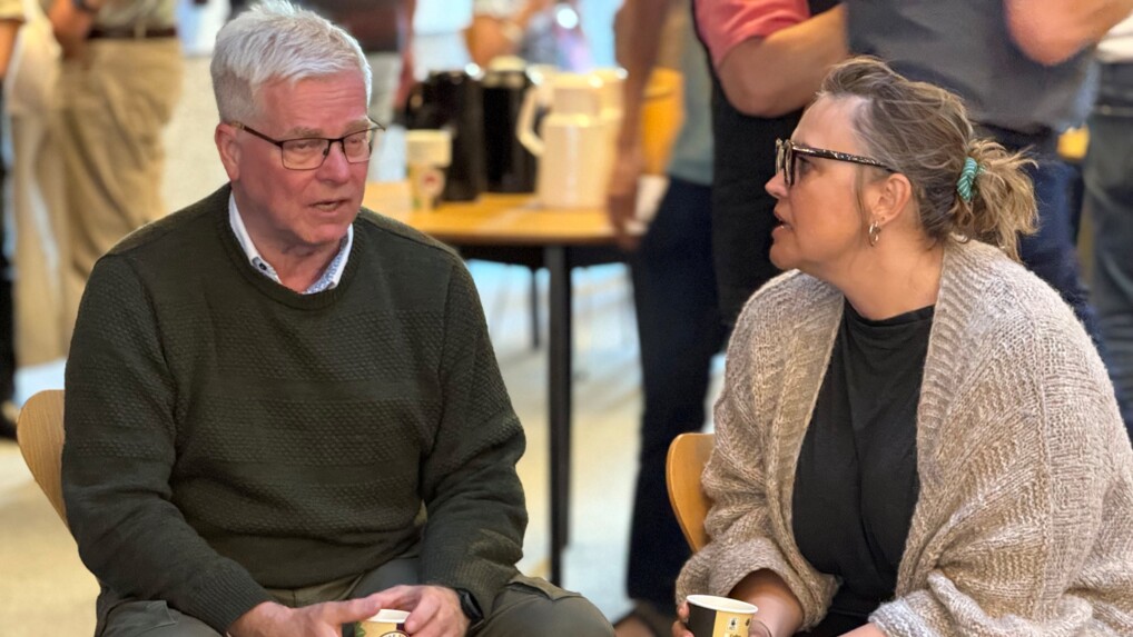 Mand og kvinde i samtale