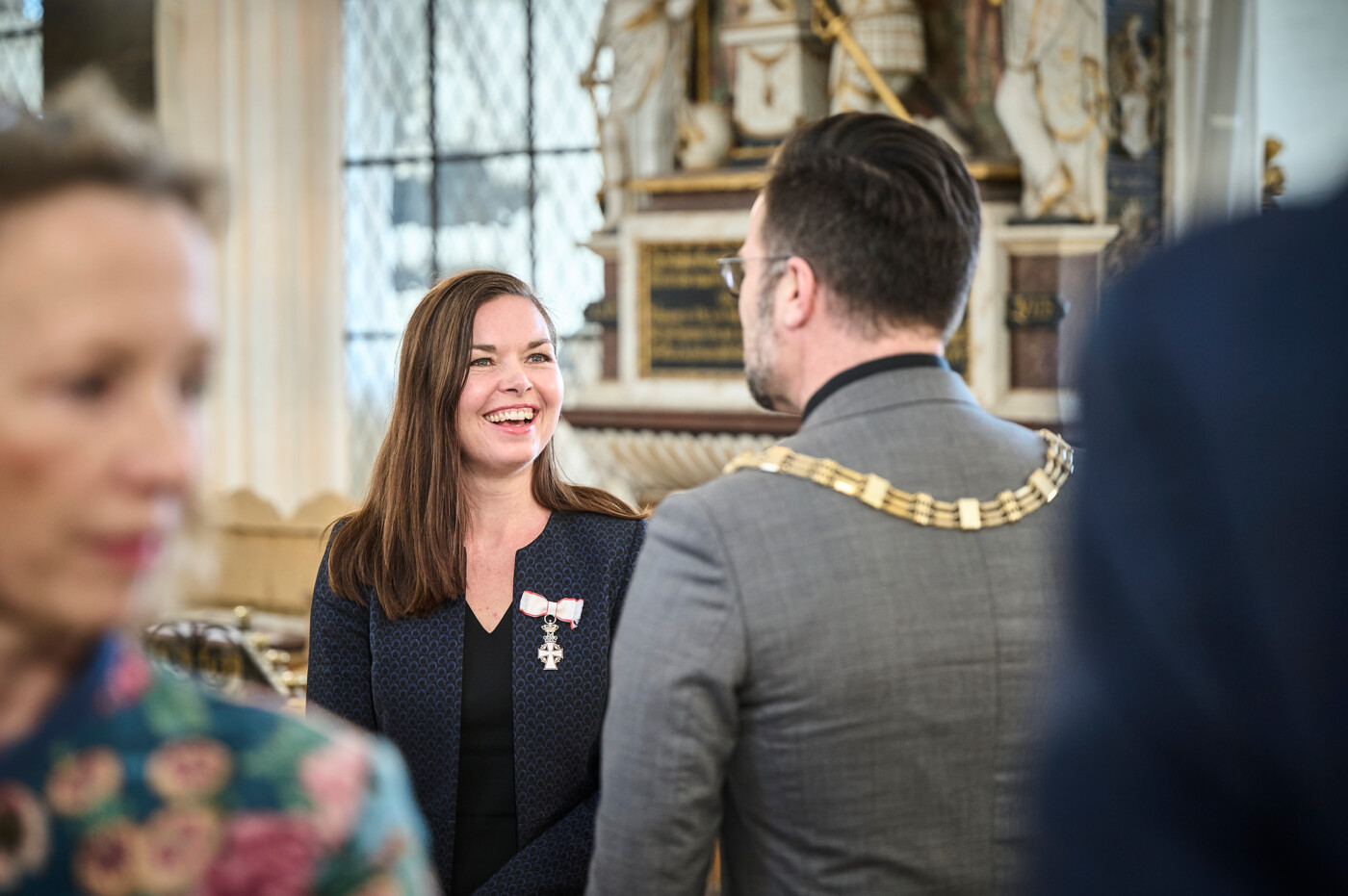 Kirkeminister Louise Schack Elholm hilser på Odenses borgmester Peter Rahbæk Juel 