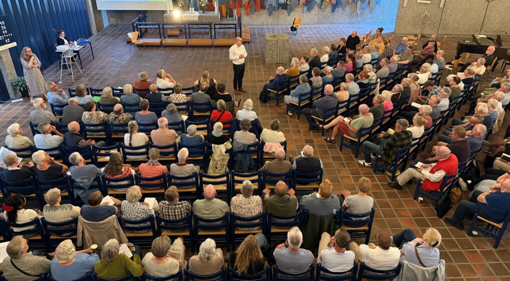 Biskop taler til fyldt sal