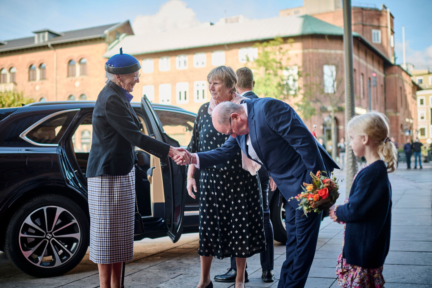 Dronningen modtages af kirkeværge Mogens Hesselvig og menighedsrådsformand Eva Haue