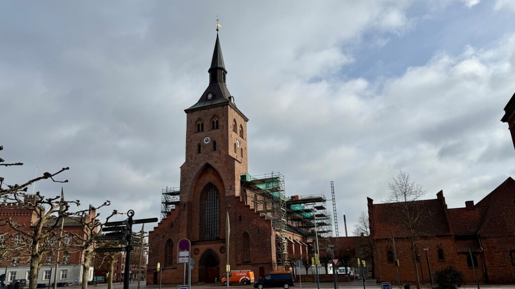 Odense Domkirke pakket ind i stilladser