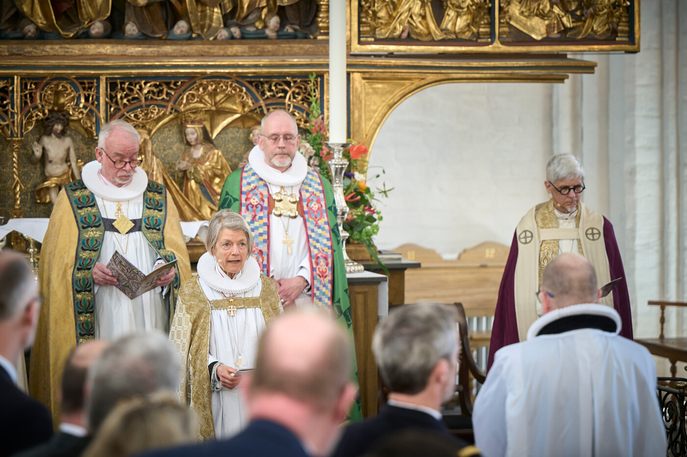 Tine Lindhardt i midten var en af læserne ved bispevielsen