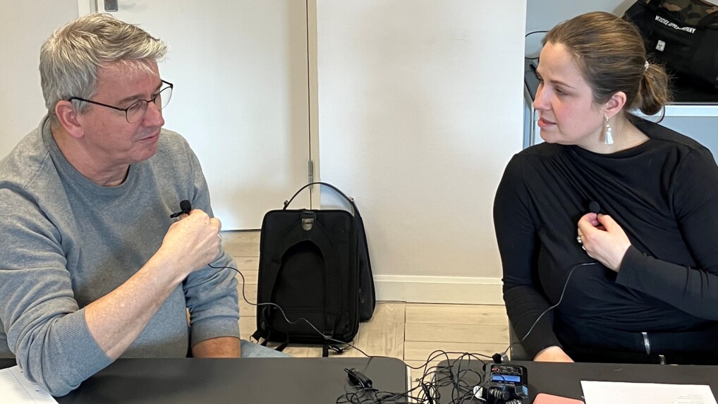 To præster ved bord øver podcast produktion